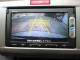 バックカメラの画像です。ガイドラインがスムースな車庫入れをサポートいたします。車庫入れの安心感がアップしますね。