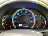 視認性の高いメーターデザインで、運転に必要な情報を一目で確認できます。夜間でも見やすく、安全運転をサポートします。