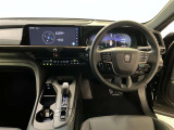 運転席周りのレイアウトをご覧ください。ナビゲーションが綺麗に装着されすっきり収まってますね!