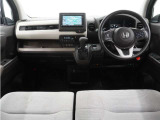 ◆インテリアパネル◆視界広々で非常に運転しやすくロングドライブでも疲れを感じさせないすっきりとまとまったインパネ周りです。