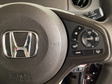 ハンドルにHondaセンシング系のクルーズコントロールやレーンキープアシストなどのスイッチが装備されています。ハンドルから手を離さず安全に操作できます。
