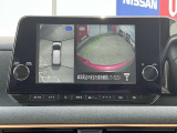 上空から見下ろしているかのような映像をディスプレイに映し出し、スムースな駐車をサポートします。画面は「トップビュー」のほか「サイドブラインドビュー」への切り換えが可能。ますます安心です