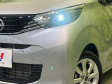 【LEDヘッドライト】悪天候や夜間走行時も良好な視界を確保し安心して運転できる高輝度LEDヘッドライトを装備!点灯速度が早く、消費電力も抑えられています。