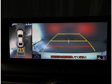 パノラミックビューモニター。車両を上から見たような映像を表示。運転席から目視しにくい車両周囲の状況をリアルタイムで確認できます。