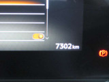 デジタル表示スピードメーターです。  走行距離 7302km ★映し出さ多彩な情報が、快適なドライブをサポートします。