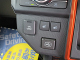 『1台』のお車に対して、3名体制で日々議論を重ね仕入れを行っております。