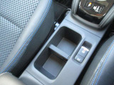 運転席助手席で使用できるドリンクホルダーです。