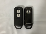 スマートキーを装備しています。鍵を差し込むことなくドアロックの開け閉めと、スタートボタン操作でのエンジンスタートができます。スペアキーも同じものを用意しております。
