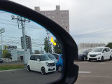 【ブラインドスポットインフォメーション】後側方の死角にいる車両を検知し、ドアミラー表示で車線変更をサポートします。