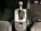 CVT車のセレクトレバーです。低速から高速まで、変速ショックのないスムーズな走りを実現するとともに、エンジン効率のよい領域を維持することで燃費にも貢献します。