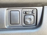 【電動格納ミラー】サイドミラーは電動格納式となっており、狭い駐車場でもキズがつくリスクを抑えられます。