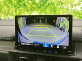 駐車時の安全性を高めるバックモニター。狭い場所でも安心して駐車できます。ガイドライン表示で、距離感が把握しやすい設計です。