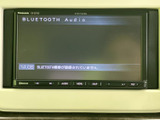 高精細なディスプレイで、快適なドライブをサポート。Bluetooth接続で、お気に入りの音楽をワイヤレスで楽しめます。使いやすさも追求しています。
