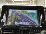 鮮やかなディスプレイで、様々な映像コンテンツを楽しめます。長距離ドライブの移動時間を快適に過ごせるのが魅力です。