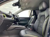運転しやすい視界設計と、操作しやすい配置で、快適なドライビングを実現。安全運転をサポートする機能も充実しています。