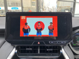 高精細なディスプレイで、お気に入りの音楽や動画を楽しめます。運転中のエンターテイメントを充実させ、長距離移動も快適に。