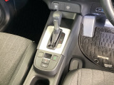 シンプルでとても使いやすいフロアシフトに、パーキングブレーキは電子制御パーキングブレーキです。