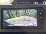 【バックカメラ】駐車時に後方がリアルタイム映像で確認できます。大型商業施設や立体駐車場での駐車時や、夜間のバック時に大活躍!運転スキルに関わらず、今や必須となった装備のひとつです!
