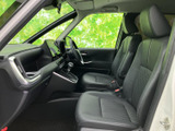 運転席からの視界は広く、運転操作もスムーズに行えます。ステアリングやシートの配置も、使いやすさを追求しています。