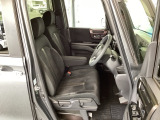 フロント広々、ベンチシートの運転席は、ハイトアジャスターが付いているので、快適にドライブができます。ハンドルはチルトステアリングで、ハンドル位置を上下に調節できます。
