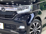 【LEDヘッドライト】悪天候や夜間走行時も良好な視界を確保し安心して運転できる高輝度LEDヘッドライトを装備!点灯速度が早く、消費電力も抑えられています。