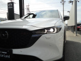 アダプティブLEDヘッドライト装着!フォワードセンシングカメラで前方の追従や対向車の位置を確認、車輌のいない箇所をハイビームにするグレアフリーハイビーム機能が付いております。
