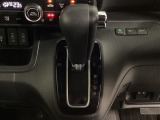 CVT車のセレクトレバーです。低速から高速まで、変速ショックのないスムーズな走りを実現するとともに、エンジン効率のよい領域を維持することで燃費にも貢献します。