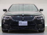 【キドニーグリル】BMWの代名詞。一目見ただけでBMWであると認識できる確固たるアイコンとして存在感を放ちます。