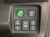 Hondaセンシング用の、VSA(ABS+TCS+横滑り抑制)解除と路外逸脱抑制機能のオンオフスイッチなどはハンドルの右側に装備しています。燃費に役立つECONボタンもここです。