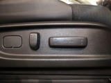 パワーシート装備車です。電動でシートが動きます、高級感がありとても便利な機能です!