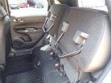 ◆チップアップ&ダイブダウン機構付【ULTR SEAT】は後席座面を左右分割で跳ね上げることができます。トランクで積載できない背の高い荷物をラクラク収納できます。ホンダ車ならではの人気装備です。