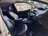 洗練された空間が広がる運転席。座り心地の良いシートと、機能的な装備が、快適なドライブをサポートします。