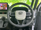 握りやすい形状で、運転操作をスムーズに行えます。オーディオやハンズフリー通話など、便利な機能も搭載。快適な運転体験をサポートします。