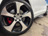 ●純正18インチアルミホイール:輸入車ならではの卓越した走りを支えるホイールと足回りです!日本車の走りに慣れている方にもぜひ体感して頂きたいほど、高いレベルでまとまっています!