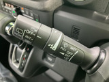 雨天時でもクリアな視界を確保。操作しやすいワイパーレバーで、安全な運転をサポートします。悪天候時でも安心です。