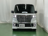 LEDヘッドライトを装備しています。LEDヘッドライトはとても明るく、雨の日や夜間走行も安全・安心です。オートライトコントロール付きで周囲の明るさに応じて自動で点灯・消灯します