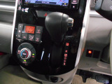 インパネシフトだから視線の移動も少なく足元もスッキリ。運転席もゆったりしているのでゆとりを持ってドライブできますね。