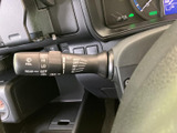 操作しやすいウインカーレバー。確実な操作感で、安全な車線変更をサポートします。使いやすさを追求した設計が魅力です。