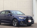 デザイン・ボディカラーが都会的な建物にも非常に良く映えます。クール・知的。Audiの持つ「品の良さ」が伝わってきます。