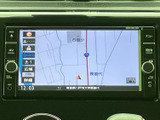 わかりやすい地図表示で、目的地へのナビゲーションをスムーズに行えます。周辺情報も充実しており、運転中の安心感を高めます。