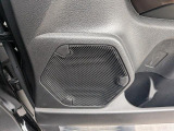 フロントスピーカーは標準装備です。