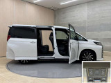 狭いスペースでも、隣の車を気にせず開閉出来るスライドドア。どんな場所でもドアを十分に大きく開くことが出来るので乗り降りや荷物を載せるのに便利です。