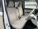 【運転席シート】大きく目立つシートの汚れ・へたり等はなく、比較的綺麗な状態です。
