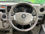 インテリアに合わせたデザインのステアリングは、運転される方のことも考え、運転しやすい形状、大きさです。是非一度、実際に触ってお確かめください。