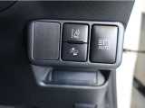 レーンディパーチャーアラートとは車線または走路からの逸脱の可能性を警告すると共に、車線または走路からの逸脱を避けるためのハンドル操作の一部を支援する機能です。詳細は販売店スタッフまでおたずねください。