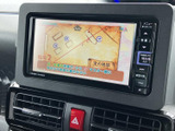 停車中に楽しめるTV機能。長距離移動の休憩時などに、ニュースや番組をチェックできます。快適な時間をお過ごしください。(※走行中の視聴はしないでください)。