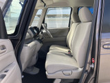 運転席からの視界は良好で、運転操作もスムーズに行えます。安全運転をサポートします。