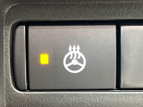 【ステアリングヒーター】冬場に冷たくなりやすい革巻きステアリングを、スイッチ一つで素早く適温に!エアコンよりも早く温まってくれるので、寒い日の運転も快適になりますね♪