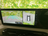 後方確認をサポートするモニターは、安全な運転に欠かせない装備。狭い道や駐車時にも安心です。
