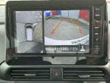 上空から見下ろしているかのような映像をディスプレイに映し出し、スムースな駐車をサポートします。画面は「トップビュー」のほか「サイドブラインドビュー」への切り換えが可能。ますます安心です